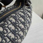 Dior embroidered canvas and leather D-journey dumpling bag, hammock bag, zipper armpit bag, CD messenger bag, crossbody bag, small size 23*14*16, large size 33*16*15