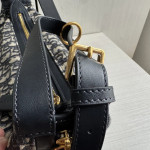 Dior embroidered canvas and leather D-journey dumpling bag, hammock bag, zipper armpit bag, CD messenger bag, crossbody bag, small size 23*14*16, large size 33*16*15