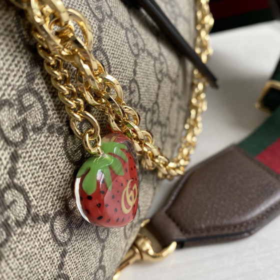 Gucci new style, printed fabric and cowhide patchwork, strawberry color, chain shoulder bag, wide shoulder strap messenger bag, single shoulder bag, women's bag, 21*19