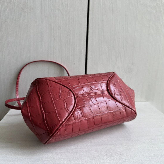Top-tier Chanel crocodile-patterned cowhide bowling bag, genuine leather both inside and outside, clip bag, underarm bag, shoulder bag for women, 30*12