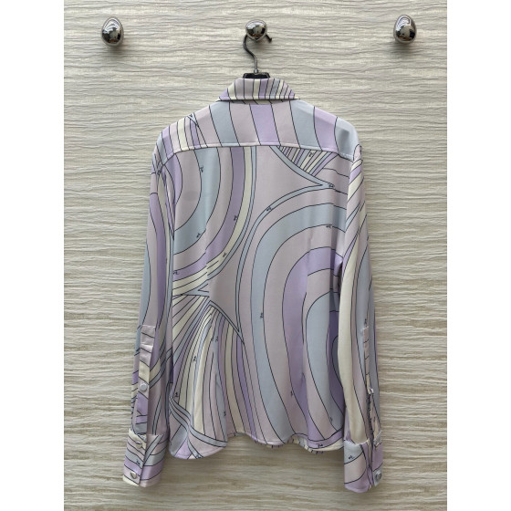 Pucci's purple-toned turtleneck shirt paired with pants, the gentle purple hue evokes a sense of relaxation, with abstract lines outlining a laid-back style. The fabric is smooth and silky, available in sizes S, M, and L