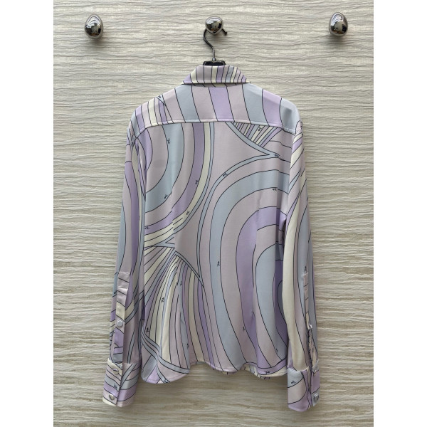 Pucci's purple-toned turtleneck shirt paired with pants, the gentle purple hue evokes a sense of relaxation, with abstract lines outlining a laid-back style. The fabric is smooth and silky, available in sizes S, M, and L