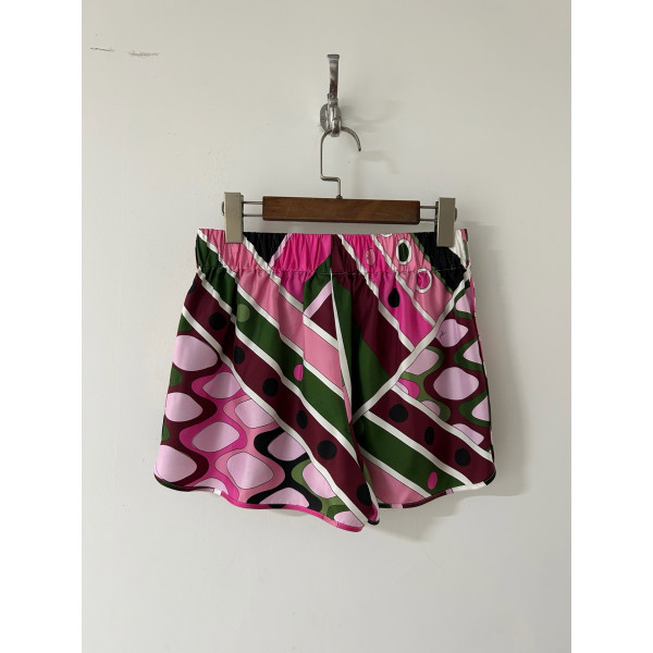 Pucci colorful silk shorts, made of heavy-weight 19-micron twill silk, feature a random print of Vivara psychedelic swirls. They have an elastic waistband and side slit pockets. Size options: 36, 38, 40, 42