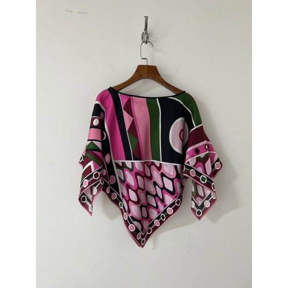 Pucci cloak top, made of 18-mu silk twill fabric (without closure), is a pullover with vortex psychedelic print patterns positioned on the front and back panels