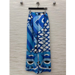 Pucci's blues silk floral print suit, made of 100% aligned silk, boasts a sleek and draping texture. The cool blues contrast with other colors, exuding a vintage artistic vibe