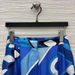 Pucci's blues silk floral print suit, made of 100% aligned silk, boasts a sleek and draping texture. The cool blues contrast with other colors, exuding a vintage artistic vibe