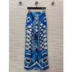 Pucci's blues silk floral print suit, made of 100% aligned silk, boasts a sleek and draping texture. The cool blues contrast with other colors, exuding a vintage artistic vibe