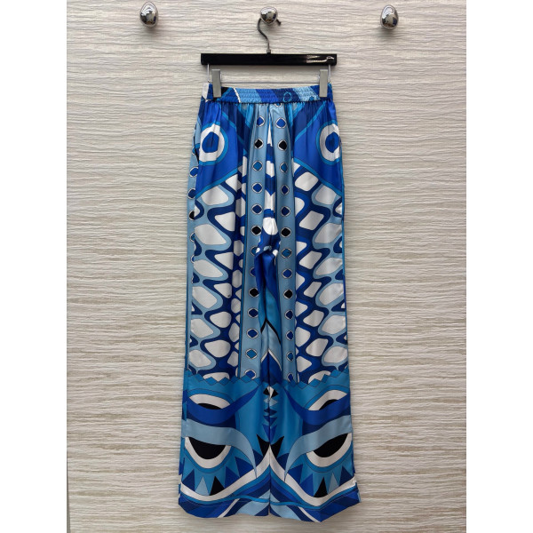 Pucci's blues silk floral print suit, made of 100% aligned silk, boasts a sleek and draping texture. The cool blues contrast with other colors, exuding a vintage artistic vibe