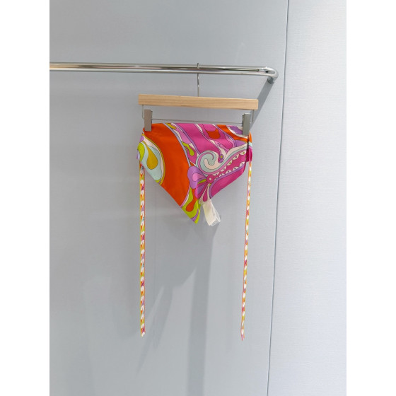 Pucci triangular scarf ✨ made of 100% heavyweight twill silk, fastened with a ribbon. It can also be worn around the neck as an embellishment