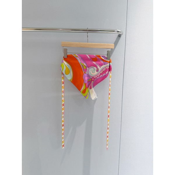 Pucci triangular scarf ✨ made of 100% heavyweight twill silk, fastened with a ribbon. It can also be worn around the neck as an embellishment