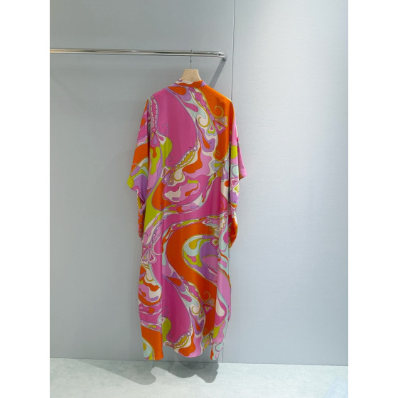 Pucci silk robe-style dress✨crafted from 100% heavyweight twill silk, featuring a relaxed and flowing silhouette, the Orchidee Print Silk Kaftan is a sleek and fully enveloping robe. Size options: 36, 38, 40, 42
