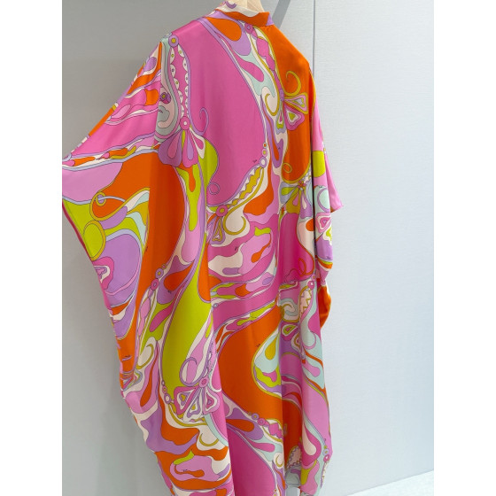 Pucci silk robe-style dress✨crafted from 100% heavyweight twill silk, featuring a relaxed and flowing silhouette, the Orchidee Print Silk Kaftan is a sleek and fully enveloping robe. Size options: 36, 38, 40, 42