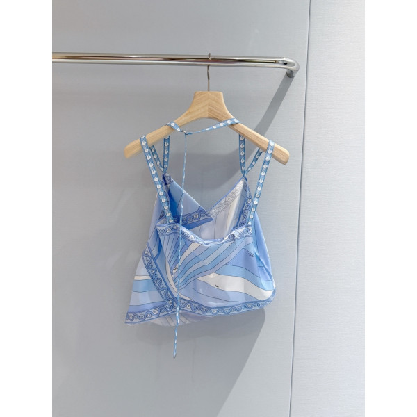 Pucci woven strap top ✨ It is made of 100% heavyweight twill silk, with a delicate and modern color palette injected into the image by the light blue Iride print. Size: 36, 38, 40, 42