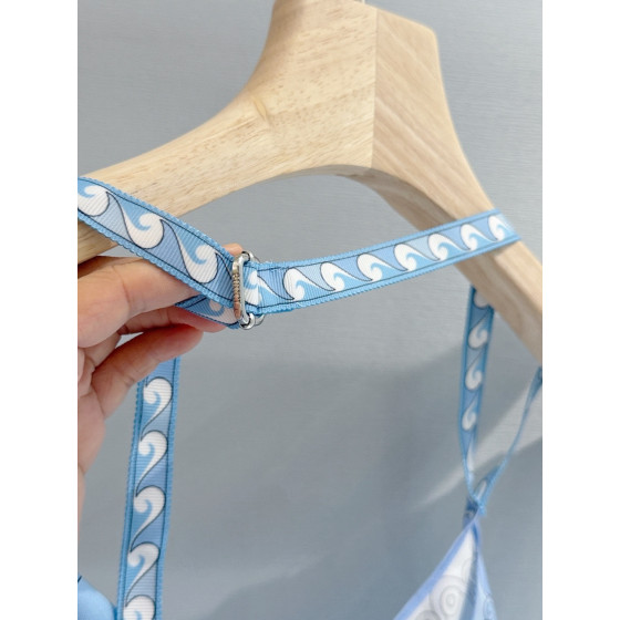 Pucci woven strap top ✨ It is made of 100% heavyweight twill silk, with a delicate and modern color palette injected into the image by the light blue Iride print. Size: 36, 38, 40, 42