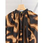 Pucci's Labyrintho-printed shirt ✨ features a Labirinto print and is crafted from 100% heavyweight silk. It boasts a button-up collar and is available in sizes 36, 38, 40, and 42