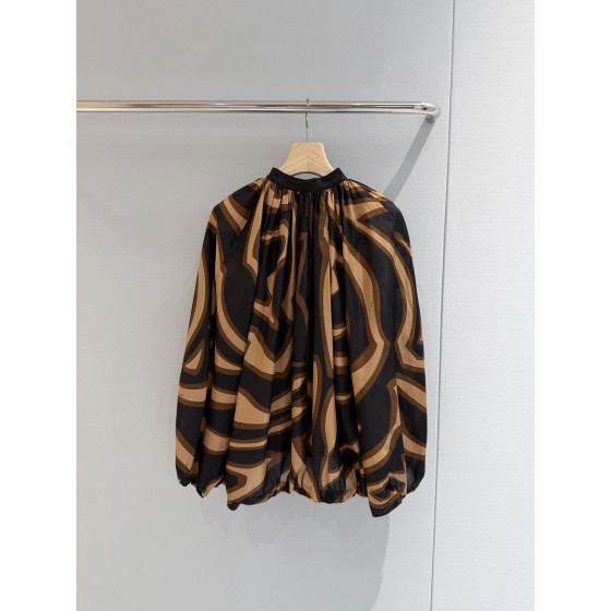 Pucci's Labyrintho-printed shirt ✨ features a Labirinto print and is crafted from 100% heavyweight silk. It boasts a button-up collar and is available in sizes 36, 38, 40, and 42