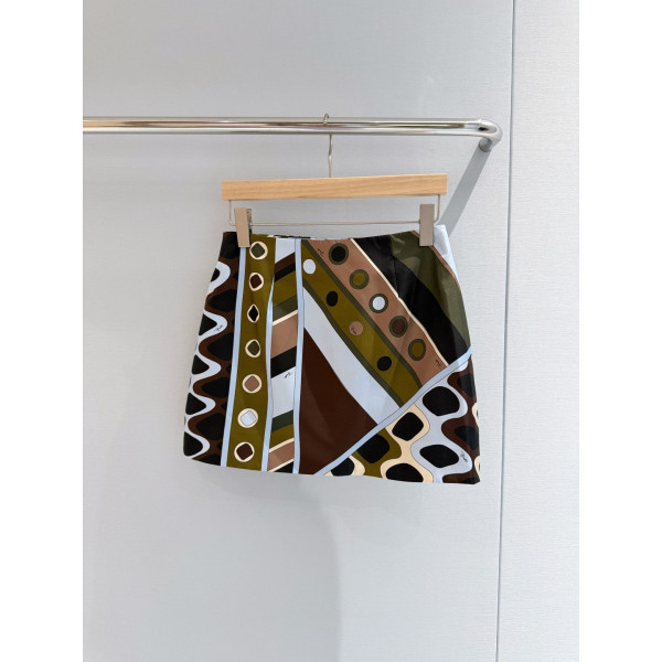 PucciVivara floral-print skirt ✨ crafted from 100% silk twill, featuring the iconic "Vivara" pattern throughout, with a button-up closure, wrap-style design, and a structured silhouette. Available in sizes: 36, 38, 40, 42