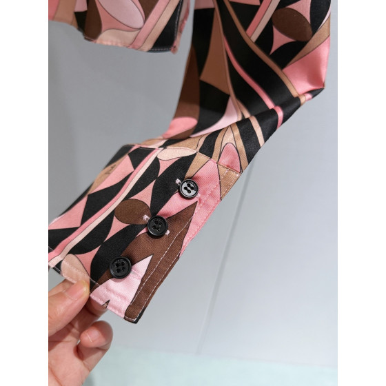 Pucci silk floral print shirt✨100% heavyweight twill silk, a boldly tailored shirt that reinterprets classic style with modern proportions, featuring a minimalist neckline and front button placket. Size: 36 38 40 42