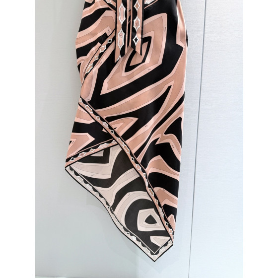 Pucci Labirinto silk dress✨ "Labirinto" pattern print, made of 100% heavyweight silk twill fabric, featuring a backless neckline. Size options: 36, 38, 40, 42