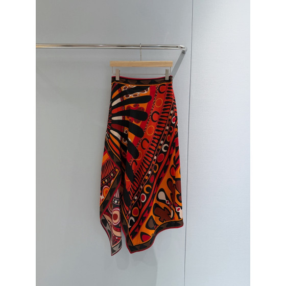 Pucci's irregular silk skirt✨ is made of 100% twill silk. It's a skirt with smooth movements and bold lines, inspired by the iconic aesthetics of silk. It adopts an asymmetric structure. Size: 36 38 40 42