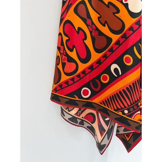 Pucci's irregular silk skirt✨ is made of 100% twill silk. It's a skirt with smooth movements and bold lines, inspired by the iconic aesthetics of silk. It adopts an asymmetric structure. Size: 36 38 40 42