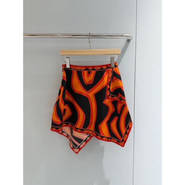 Pucci's irregular silk skirt✨ is made of 100% twill silk. It's a skirt with smooth movements and bold lines, inspired by the iconic aesthetics of silk. It adopts an asymmetric structure. Size: 36 38 40 42