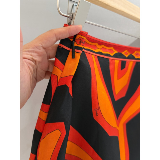 Pucci's irregular silk skirt✨ is made of 100% twill silk. It's a skirt with smooth movements and bold lines, inspired by the iconic aesthetics of silk. It adopts an asymmetric structure. Size: 36 38 40 42