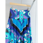 The Pucci Vivara floral-print skirt ✨ is crafted from lightweight 100% high-count cotton fabric, offering a sleek and effortless interpretation of the Vivara print style. Size options include: S, M, L, XL