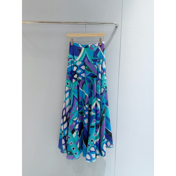 The Pucci Vivara floral-print skirt ✨ is crafted from lightweight 100% high-count cotton fabric, offering a sleek and effortless interpretation of the Vivara print style. Size options include: S, M, L, XL