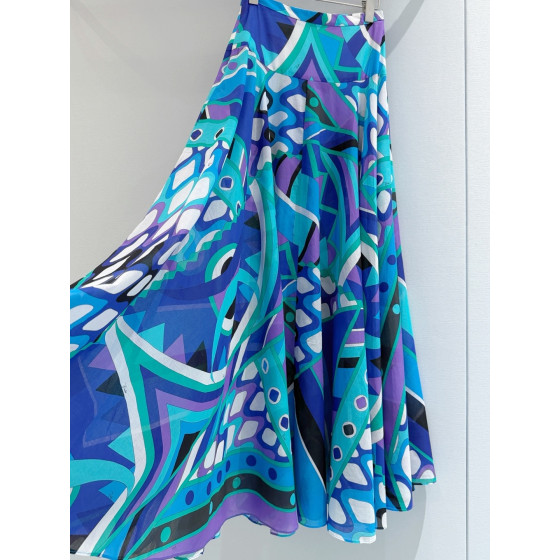 The Pucci Vivara floral-print skirt ✨ is crafted from lightweight 100% high-count cotton fabric, offering a sleek and effortless interpretation of the Vivara print style. Size options include: S, M, L, XL