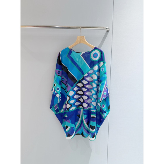 Pucci's short-robe style dress ✨ is made of lightweight 100% high-count cotton fabric, featuring a generous and soft silhouette, making it ideal for wearing over a swimsuit. Size: one size fits all