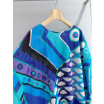 Pucci's short-robe style dress ✨ is made of lightweight 100% high-count cotton fabric, featuring a generous and soft silhouette, making it ideal for wearing over a swimsuit. Size: one size fits all