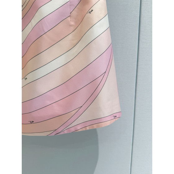 Pucci Vivra floral print skirt ✨ 100% twill silk, Iride floral print silk wrap skirt with a simple silhouette, featuring snap buttons, available in pink and nude sizes: 36, 38, 40, 42