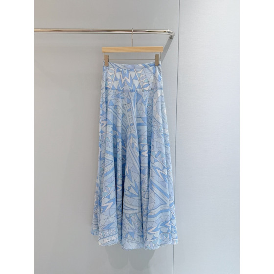 Pucci Manuba cotton skirt ✨ is made of lightweight 100% high-count cotton fabric, providing a lightweight and comfortable texture. With the Manuba print style, this simple and lightweight skirt comes in sizes: S, M, L, XL
