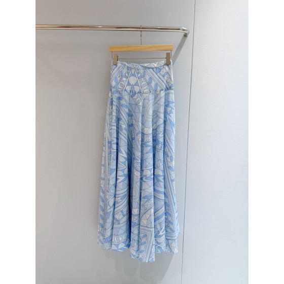 Pucci Manuba cotton skirt ✨ is made of lightweight 100% high-count cotton fabric, providing a lightweight and comfortable texture. With the Manuba print style, this simple and lightweight skirt comes in sizes: S, M, L, XL