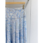 Pucci Manuba cotton skirt ✨ is made of lightweight 100% high-count cotton fabric, providing a lightweight and comfortable texture. With the Manuba print style, this simple and lightweight skirt comes in sizes: S, M, L, XL