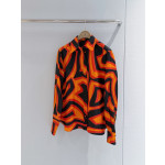 The Pucci orange silk shirt ✨ features a vibrant Labirinot print and is crafted from 100% heavyweight silk twill fabric. It boasts a straight-cut silhouette, classic pointed collar, and long-sleeve design. Size options include: 36, 38, 40, 42