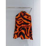 The Pucci orange silk shirt ✨ features a vibrant Labirinot print and is crafted from 100% heavyweight silk twill fabric. It boasts a straight-cut silhouette, classic pointed collar, and long-sleeve design. Size options include: 36, 38, 40, 42