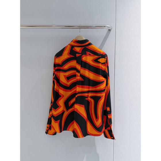 The Pucci orange silk shirt ✨ features a vibrant Labirinot print and is crafted from 100% heavyweight silk twill fabric. It boasts a straight-cut silhouette, classic pointed collar, and long-sleeve design. Size options include: 36, 38, 40, 42