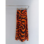 Pucci's orange silk wide-leg pants✨ feature the Labirinto print and are crafted from 100% heavyweight silk twill. Available sizes: 36, 38, 40, 42