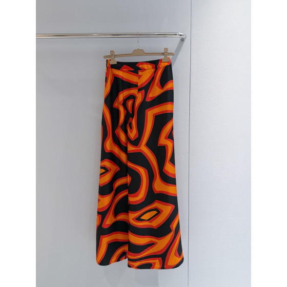 Pucci's orange silk wide-leg pants✨ feature the Labirinto print and are crafted from 100% heavyweight silk twill. Available sizes: 36, 38, 40, 42