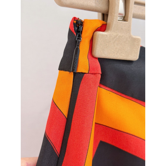 Pucci's orange silk wide-leg pants✨ feature the Labirinto print and are crafted from 100% heavyweight silk twill. Available sizes: 36, 38, 40, 42