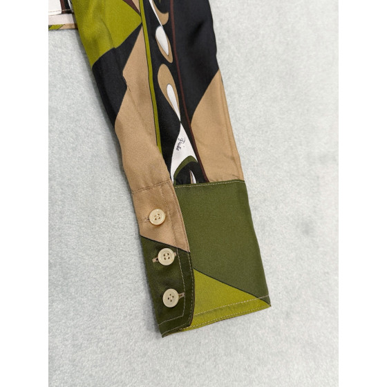 Pucci Silk‑Print Shirt ✨ 100% heavyweight silk twill, decorated with the signature Vivara motif. Cropped cut, can be styled with matching‑collection trousers for a striking streamlined silhouette.  Sizes: 36, 38, 40, 42