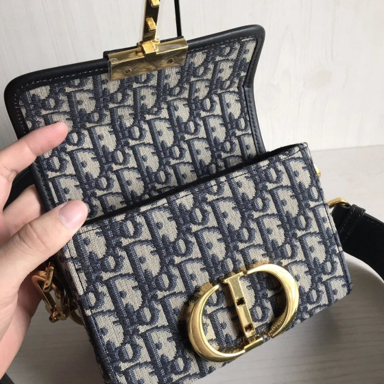Dior Mini Montaigne Bag 30 Montaigne Mini Box Bag Vintage CD Messenger Bag Wide Shoulder Strap Crossbody Shoulder Bag 17.5*13