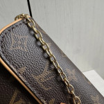 LV classic monogram yellow leather mini chain crossbody bag with lock clasp, camille style, phone bag, single shoulder crossbody bag, 20*10