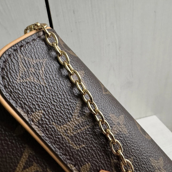 LV classic monogram yellow leather mini chain crossbody bag with lock clasp, camille style, phone bag, single shoulder crossbody bag, 20*10